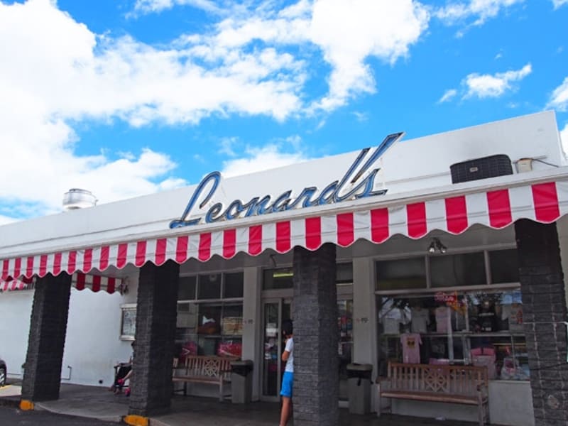 店内ではTシャツやマラサダのぬいぐるみなどオリジナルグッズも販売