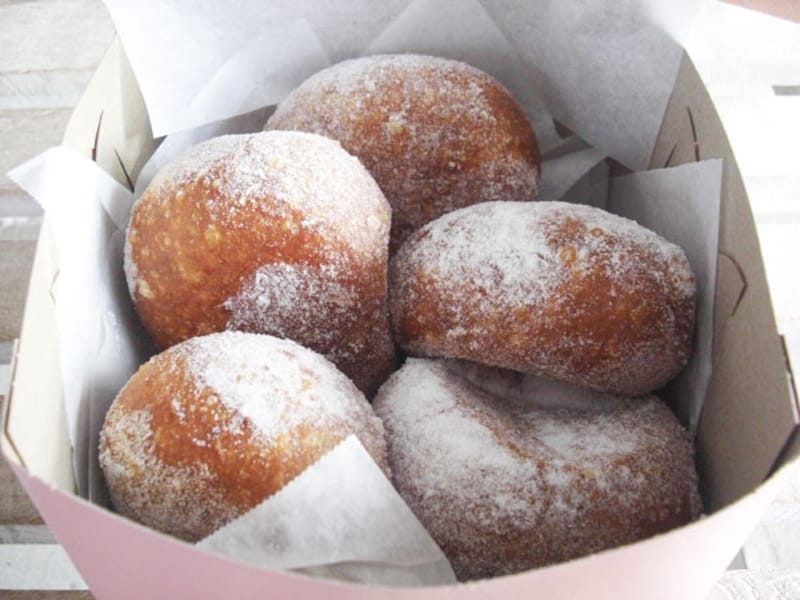 可愛いピンクの箱に入ったマラサダ