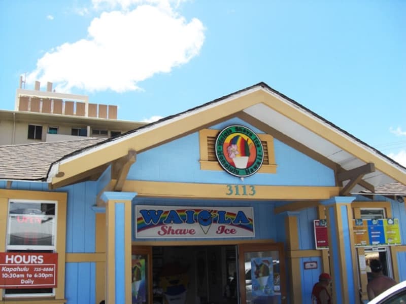 水色がカワイイ、海の家風のカパフル店は、2009年末に移転リニューアル。シェイブアイスは、外のベンチでいただきます