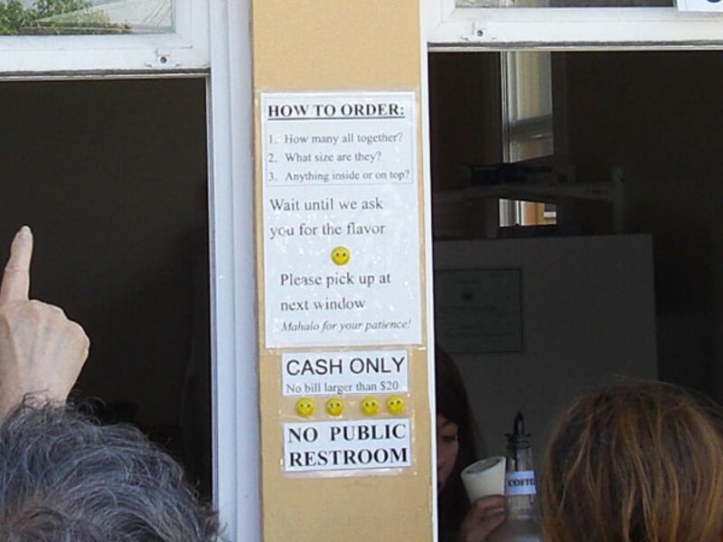 「個数→氷サイズ→トッピングの順に頼んで、シロップはスタッフが聞くまで待って」という張り紙が