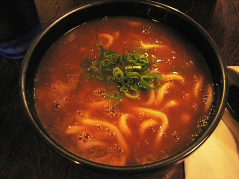 こちらカレーうどん。千切りのにんじんやチンゲン菜など野菜をトッピングすることも