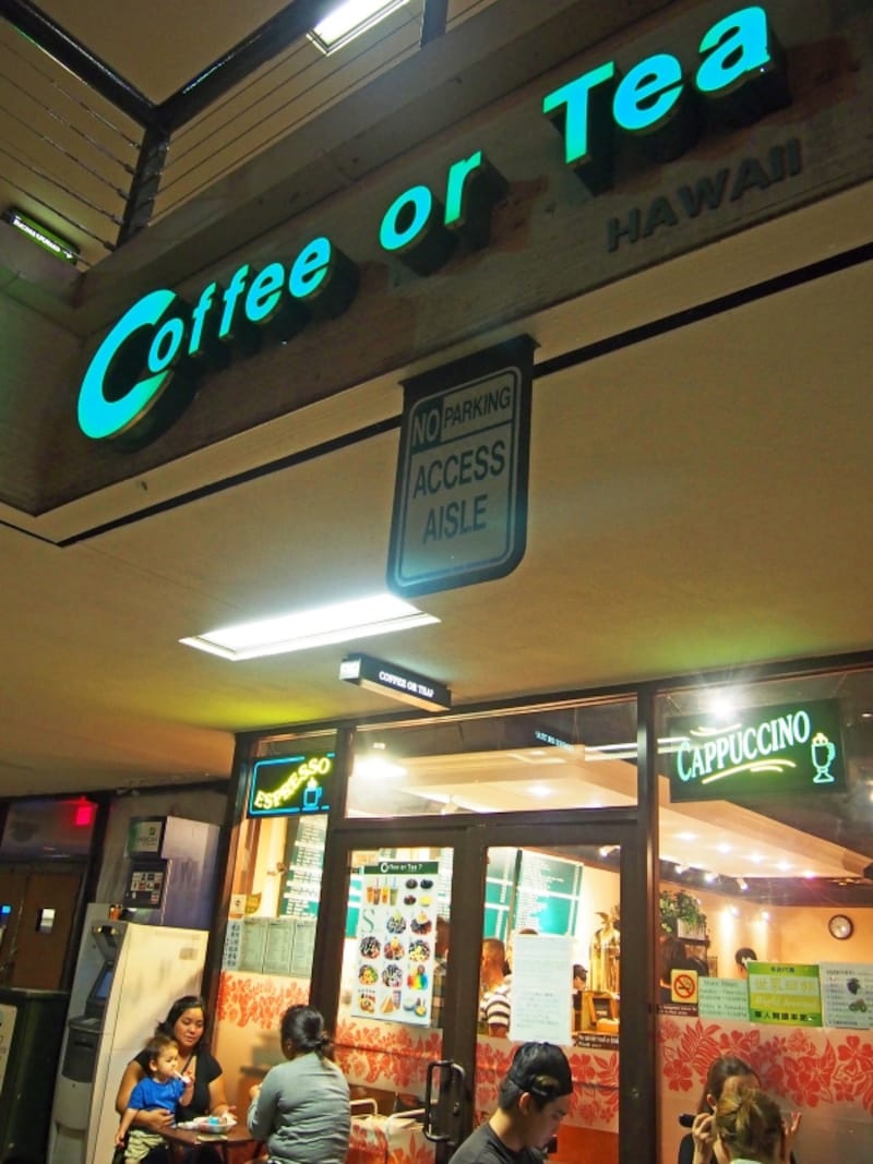 ローカルに大人気のカフェ「コーヒー・オア・ティー？」。平日夜10時でもこの賑わい