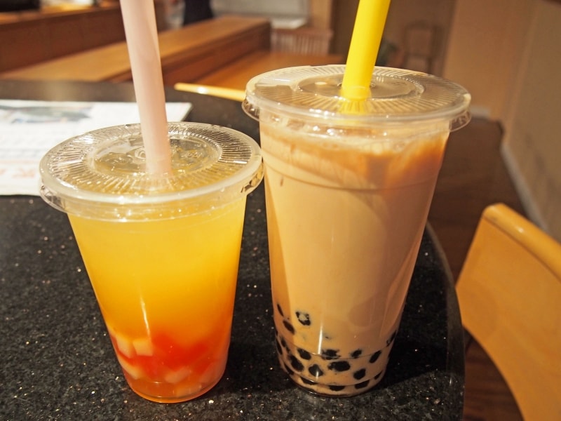 ピオカミルクティー(右 ジャンボサイズ4.75ドル）とクリスタルレモン（左 3.75ドル）