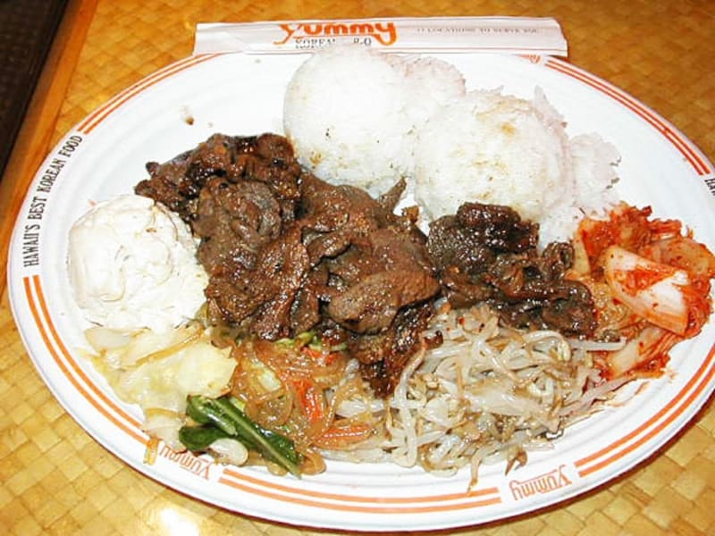 ずっしり重い「BBQビーフ」のレギュラーサイズプレート。メインのおかずが2種類付いたコンビネーションやコンボ等、さらにボリュームあるメニューも