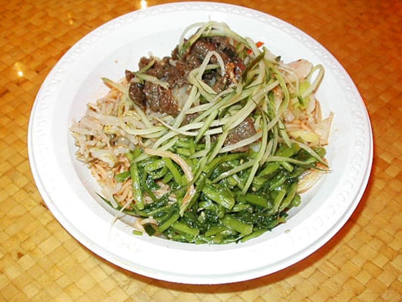 女性ならこちらも好きかも! 麺の上に肉とナムルをのっけ盛りした「ビビン・クックス」