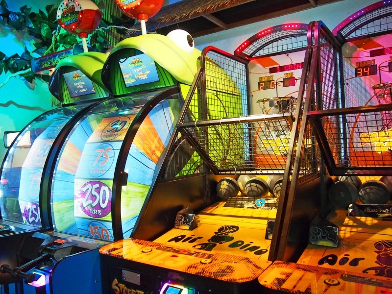日本の「ゲーセン」とは別物、ファミリー向けのレトロなゲームセンター