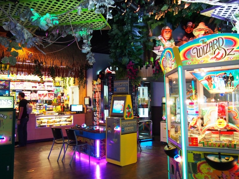 ジャングル風なデザインの店内。奥のカウンターが景品交換コーナー