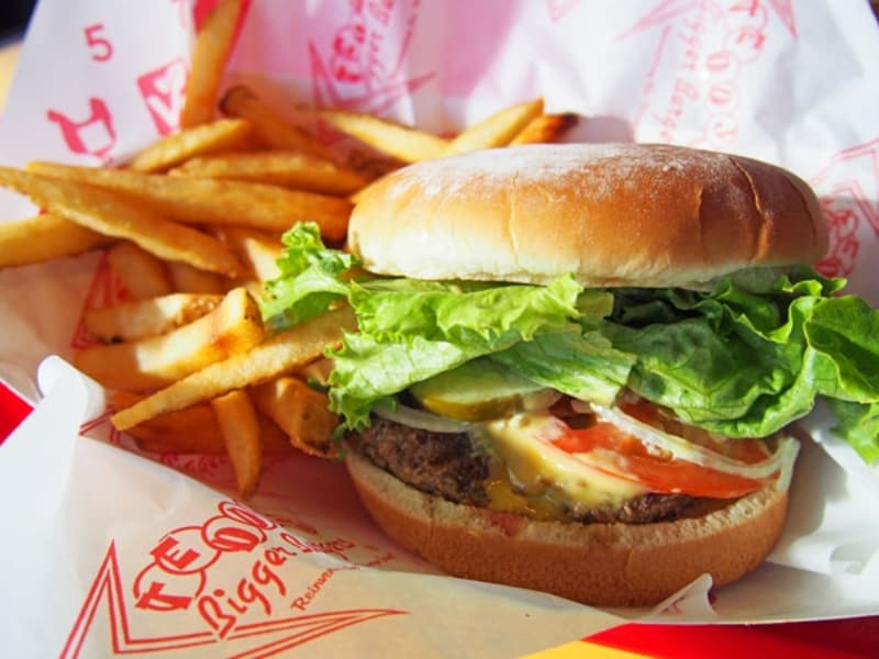 オリジナルバーガーのビッグサイズを、ポテト・ドリンク付きのコンボセットで