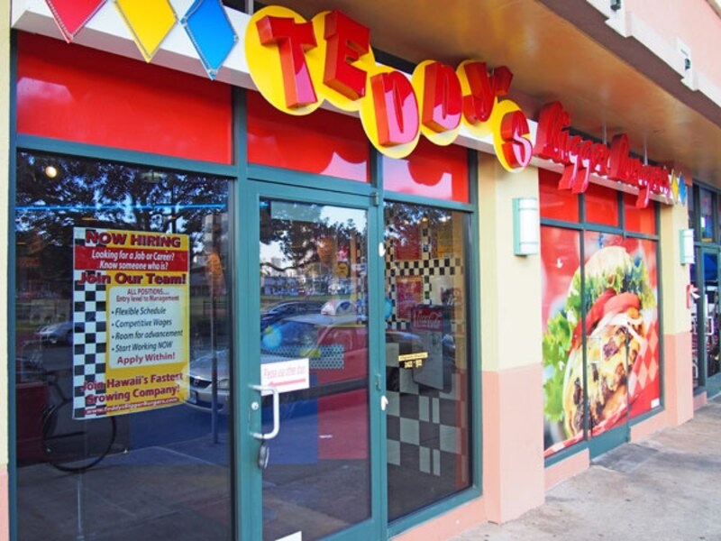 人気のハンバーガー専門店、テディーズ・ビガー・バーガー。ハワイのハンバーガーとして日本では「クア・アイナ」が有名だが、ローカルの人気投票で毎年No.1に輝いているのはこちら
