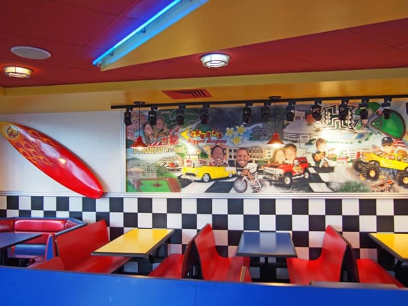 ユニバーシティ店の店内。オバマ大統領の出身校であるプナホウスクールにハワイ大学など、店周辺のスポットを描いたアートが目を引く