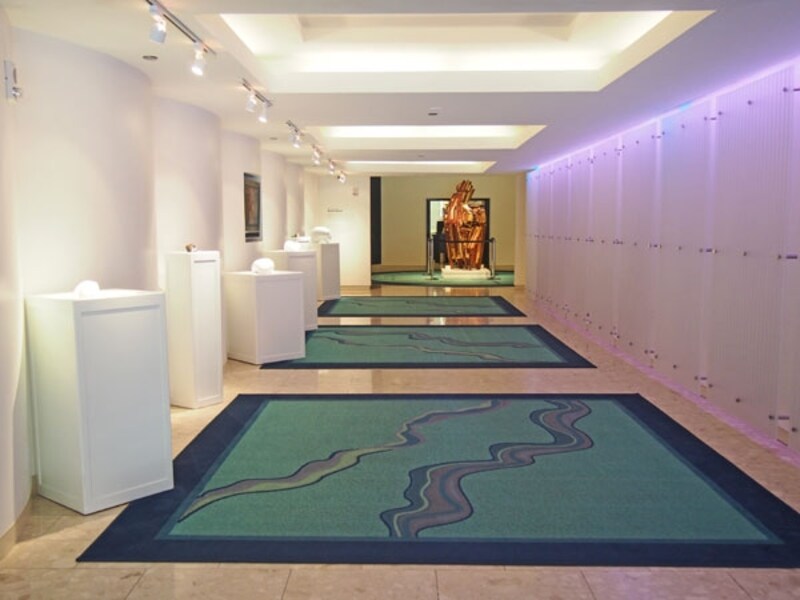 海を思わせる鮮やかなカーペットが敷き詰められたプロムナード