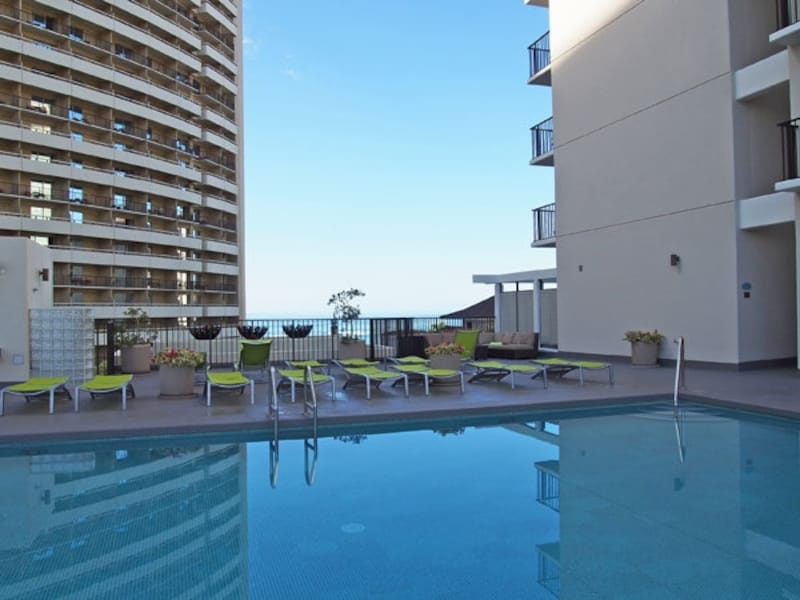 ハレクラニ越しにワイキキビーチが見渡せる8階の温水プール。ビーチサイドにはフィットネスルームがある