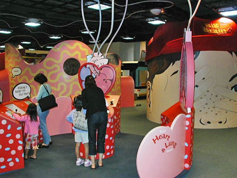 体のメカニズムを学ぶ「ファンタスティック・ユー」。画像中央では、心臓の働きや血液の流れをボタンを押して体験