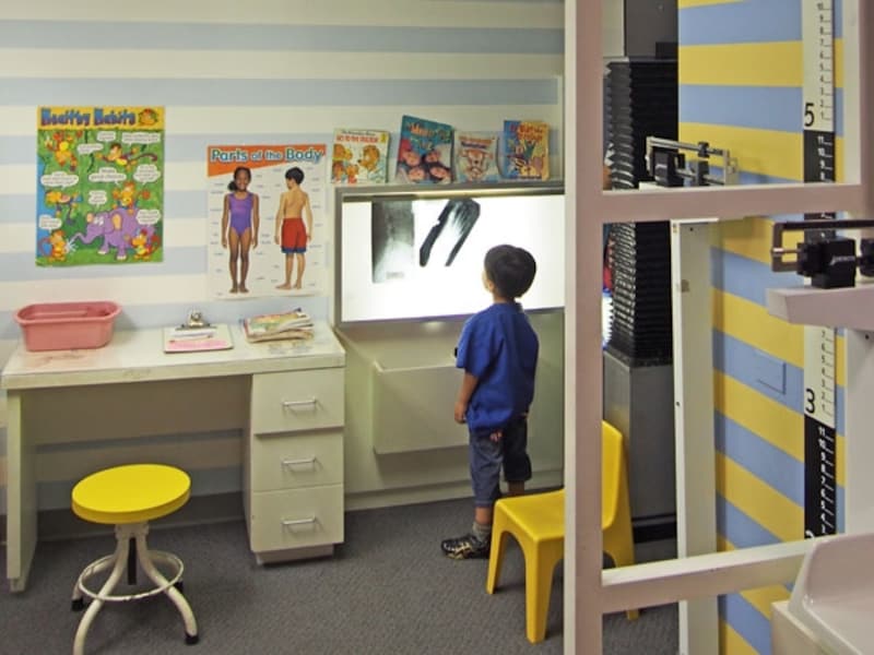 診療室のセットにて