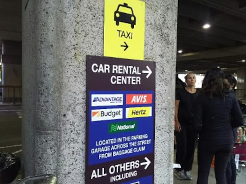 カー・レンタル・センターまでは個人用出口から徒歩5分ほど