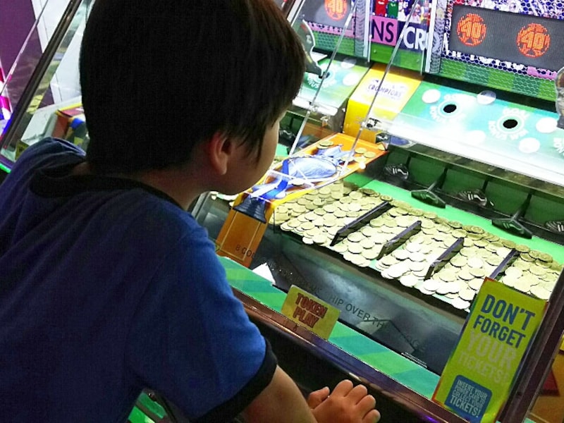 年代問わずみんな大興奮のコイン落とし