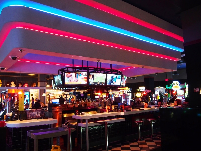 バーカウンターのほかに、ソファに座るボックス席、通常のテーブル席もあるレストランコーナ