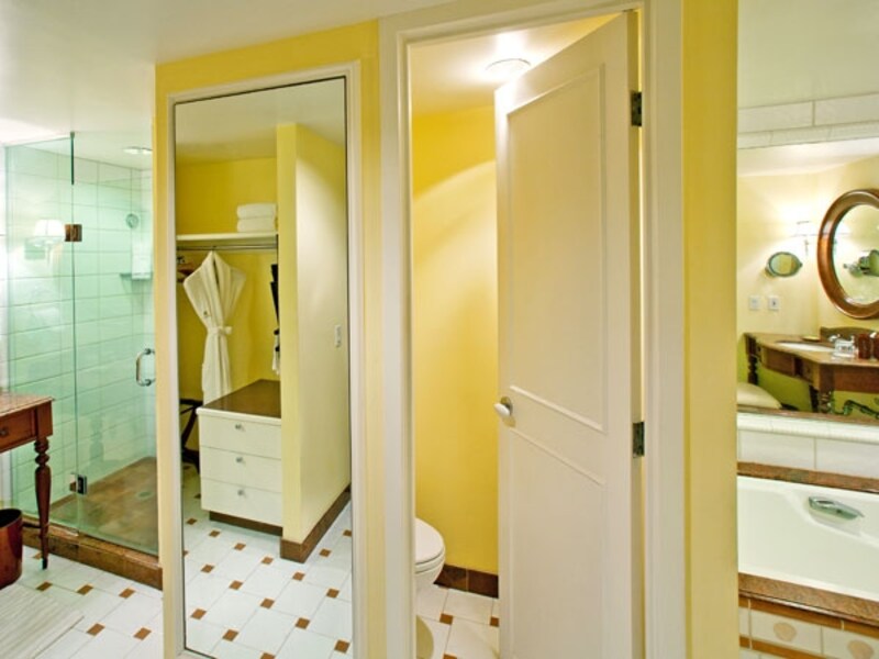 2つの洗面台と2人分のクローゼットを配した贅沢なバスルーム