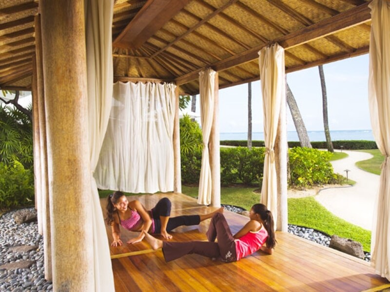 海辺のコテージで行われるCHIフィットネスセンターの早朝ヨガ