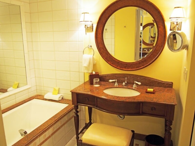 身体をゆったりと沈められる深めのバスタブ