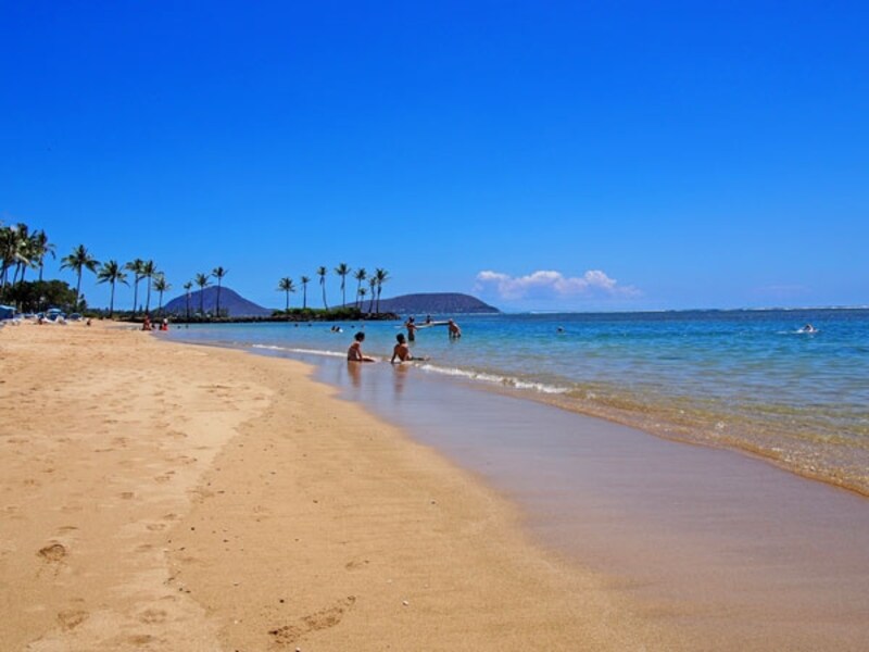白プライベート感覚のホテル前のビーチ。遠浅で波が穏やかだから、子供も思いっきり海遊びができます