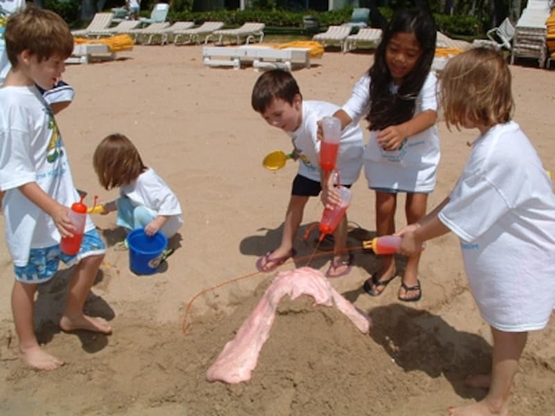 お揃いのTシャツを着て、いつも楽しそうなキッズプログラム参加の子どもたち。画像は人気のアクティビティ「サンド・ボルケーノ」