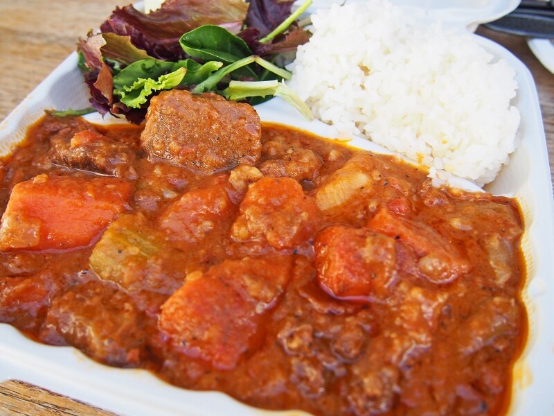 ハワイのプレートランチを代表するメニュー、ビーフシチューもなんだかオシャレ。野菜もゴロゴロ入ってます