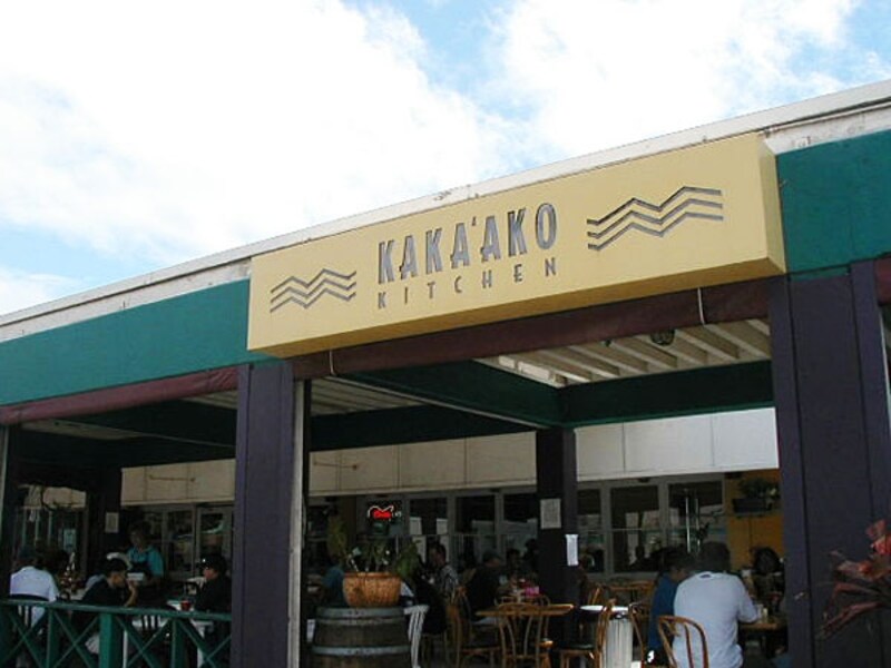 店内は倉庫風で、入口前のテラスにイートインスペースがある。ランチタイムにはYシャツ姿のビジネスマンが並ぶ