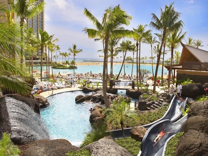 専用プールのほか、ワイキキ最長23メートルのスライダーがついたパラダイスプールも楽しめる