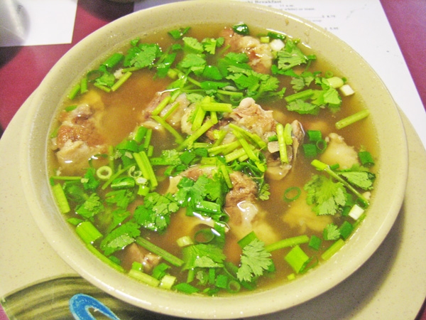 牛テールのぶつ切りをコトコト煮込んだオックステールスープ(13.95ドル)。チャイニーズパセリが苦手な人は「ノー・パセリ」でお願いして