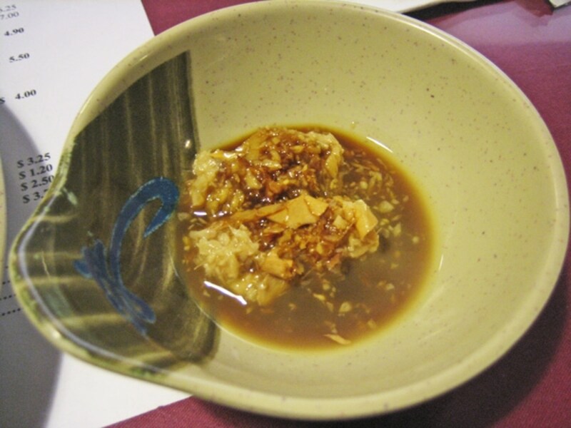 テーブルに置かれたショウガや醤油などでテールのタレを用意