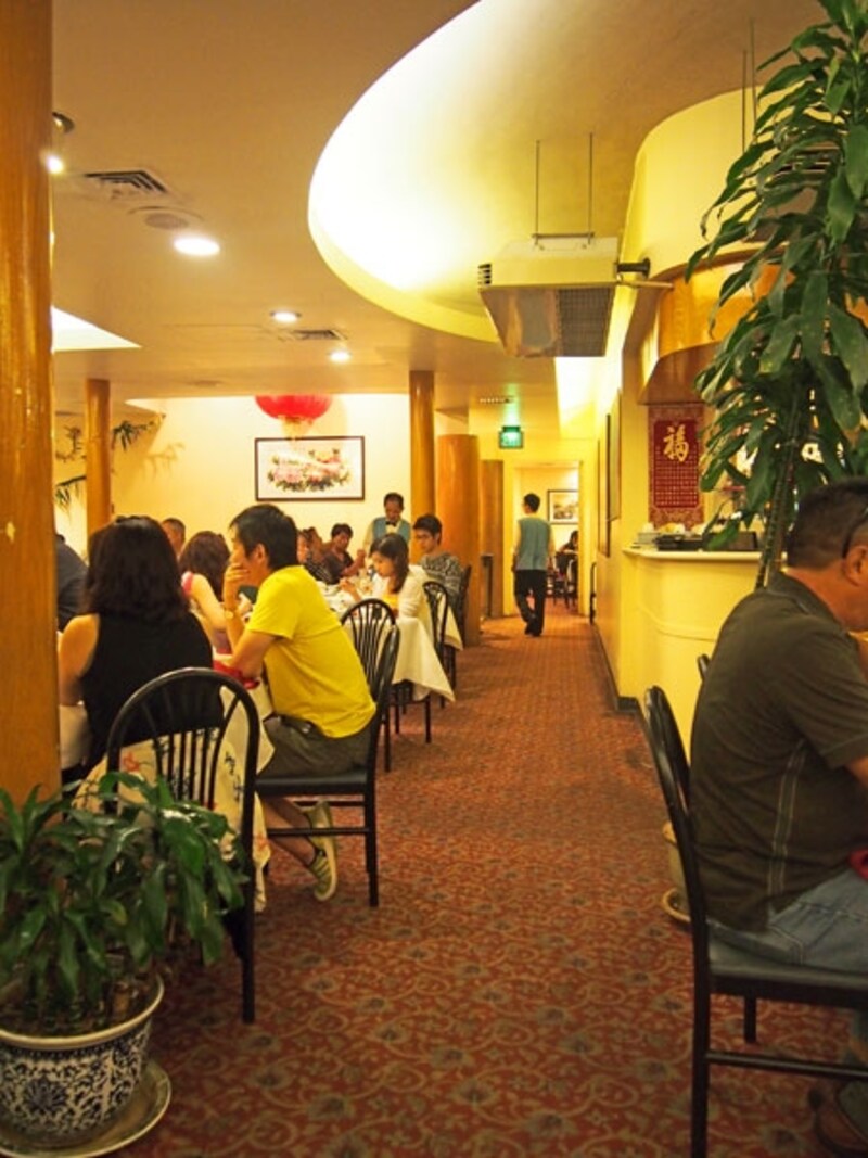 週末のディナータイムは常に満席