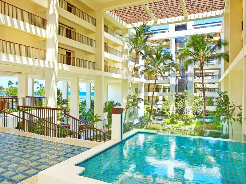 ラウンジにもなっているアトリウム。天井に届くほどのヤシの木が印象的