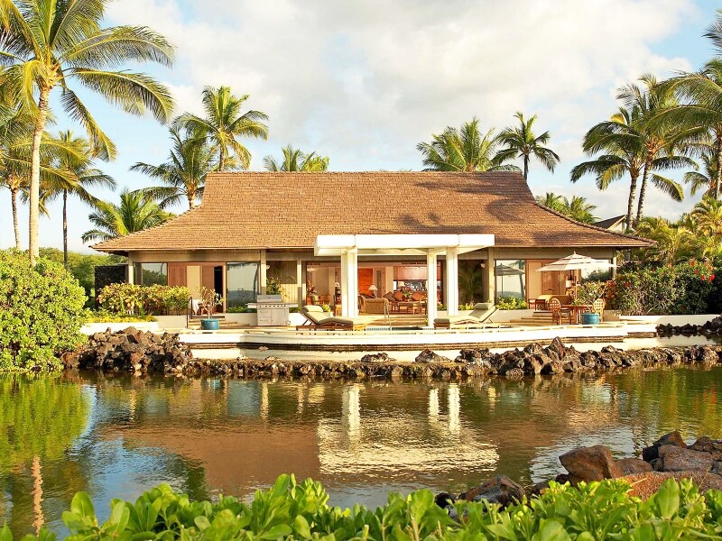 バンガローは全5棟。広さは250平方メートル。屋外ラナイも120平方メートルあり、ホテル棟との境界には川が流れている