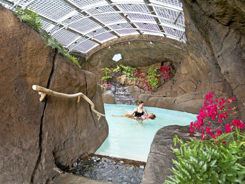 セラピストに身をまかせ、水の中でストレッチや指圧を行う「ワツ」は、マウナラニだけのオリジナルメニュー