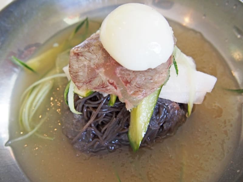 黒い麺がインパクト大の葛冷麺。みぞれ状のスープ、わかりますか?