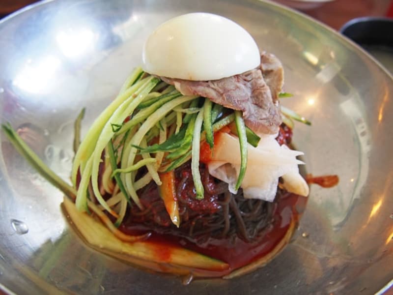 ビビン麺には、辛さ調節にみぞれスープが付いてくる