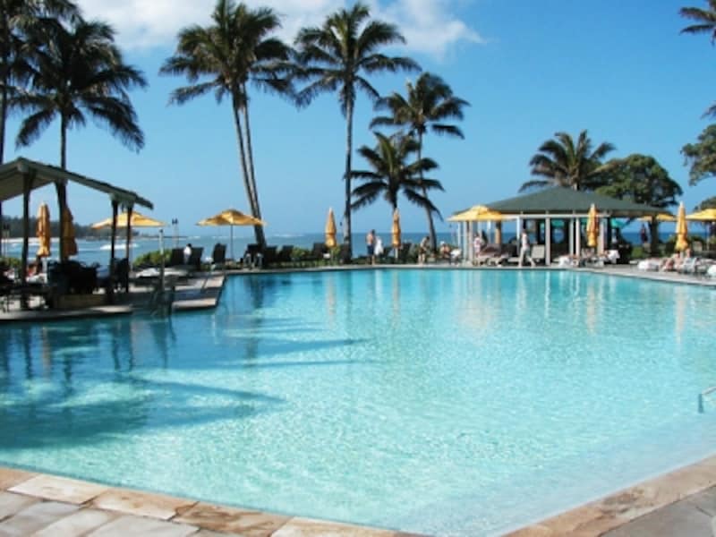 広々としたプールエリア。冬はノースショアらしい荒い波の音が響く