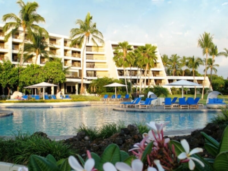 広々としたプールエリア。カバナやスノーケリングセット、ビーチボールなど無料でレンタル