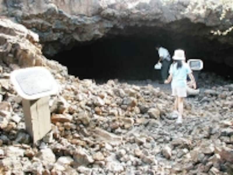 古代ハワイアンの住まいだった洞窟住居へ