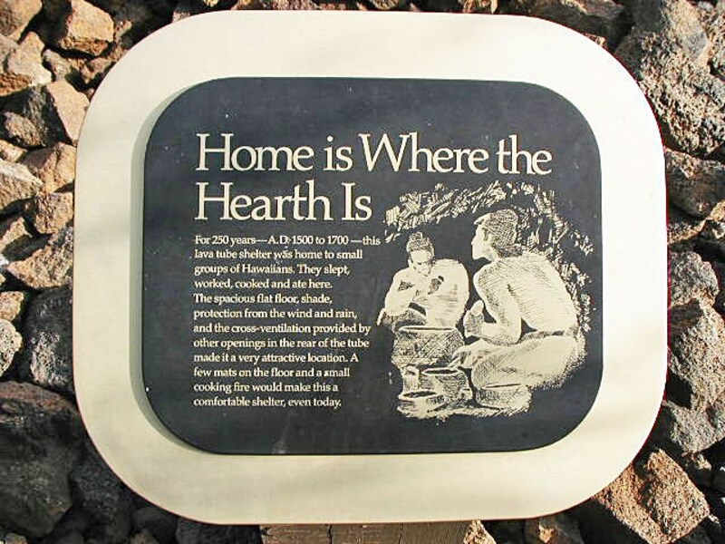 生活や作業、食物の貯蔵のほか、墓地や礼拝場としても利用していた