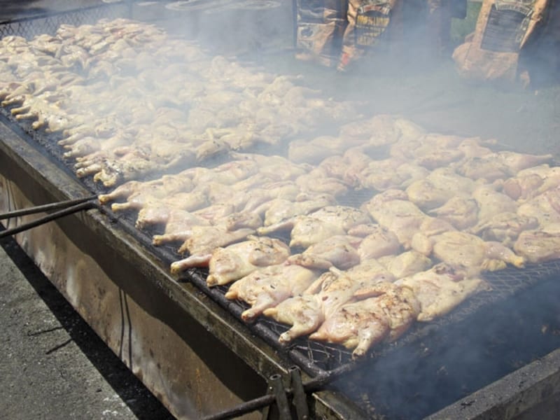 網の上にぎっしり並べられた半身のチキン