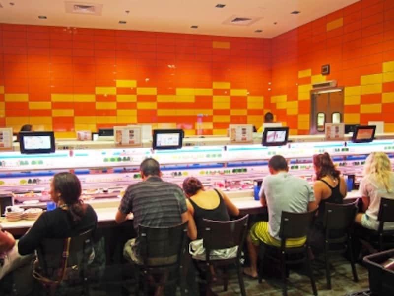 ハワイでクルクル回転寿司体験も楽しいもの