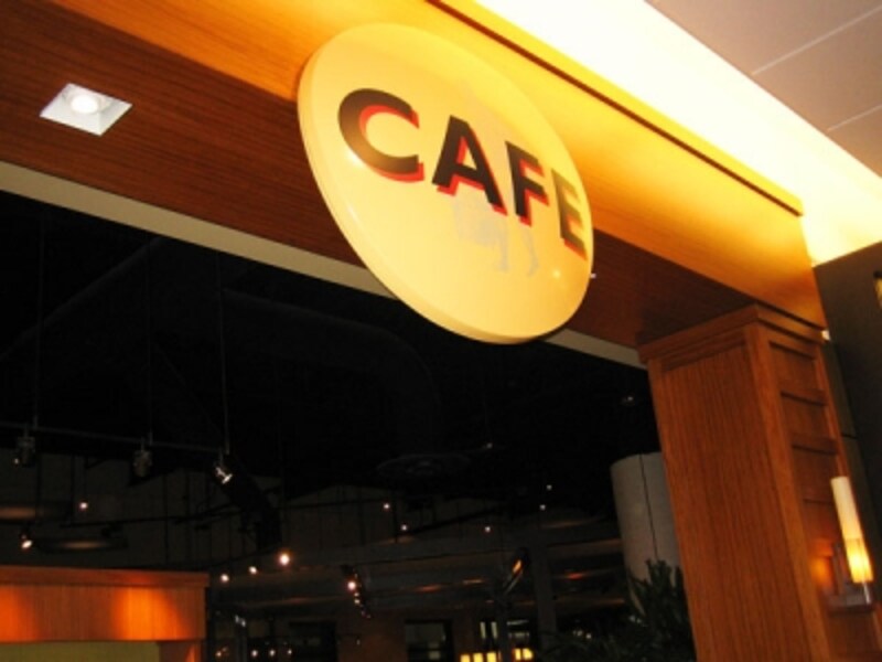 ランチタイムには地元の奥様方が行列を作る人気レストラン