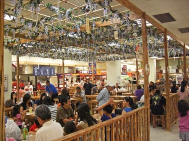 藤棚風のインテリアが純和風な白木屋のフードコート「屋台村」