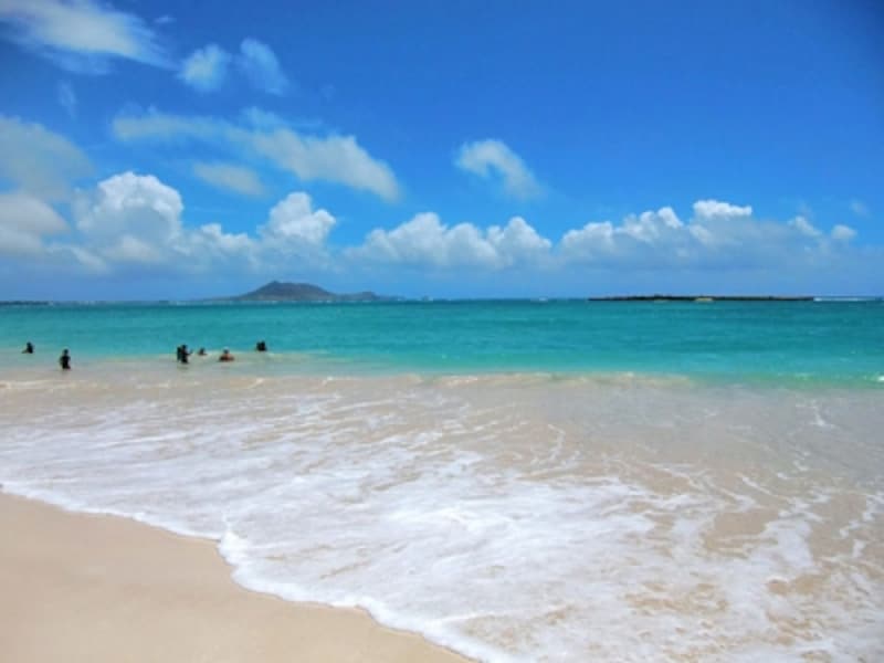 エメラルドグリーンの海と白い砂浜のコントラストが美しいカイルアビーチ