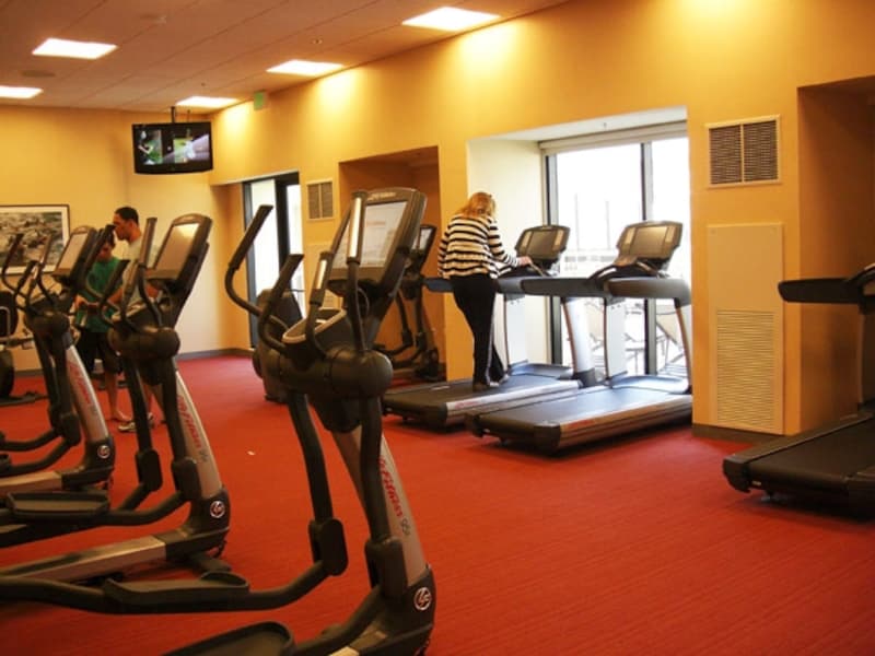 ジムだってオシャレ! ヨガやピラテス用のマットも用意