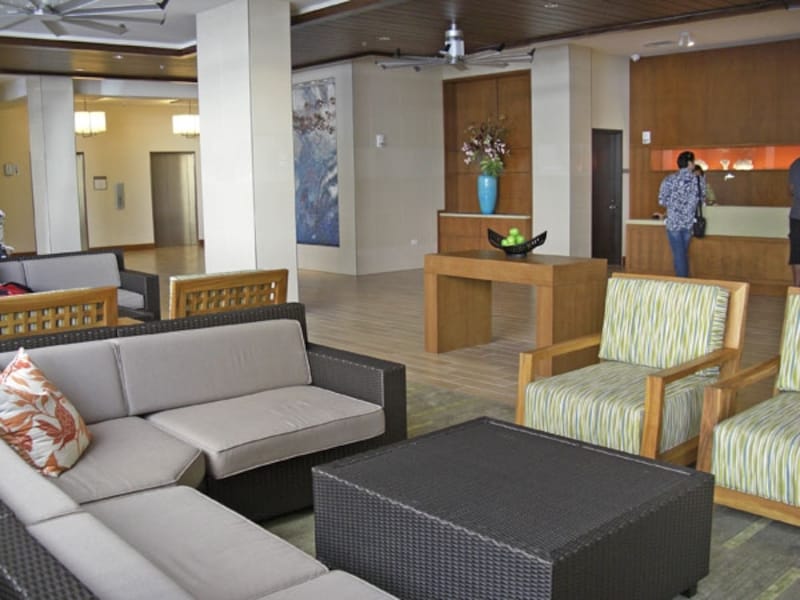 天井に大きなファンが回るロビーエリア。チェックインカウンターはとってもシンプル