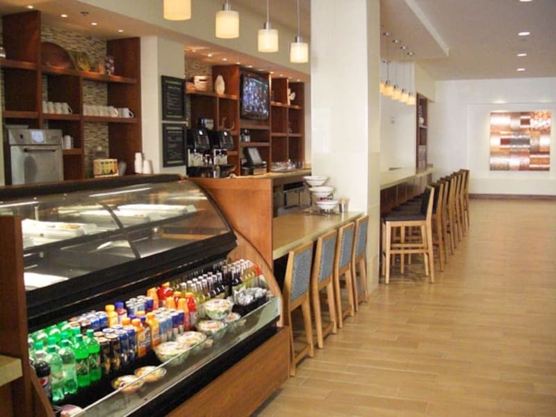 ホテル内にレストランは置かず、カウンターサービスのカフェをオープン