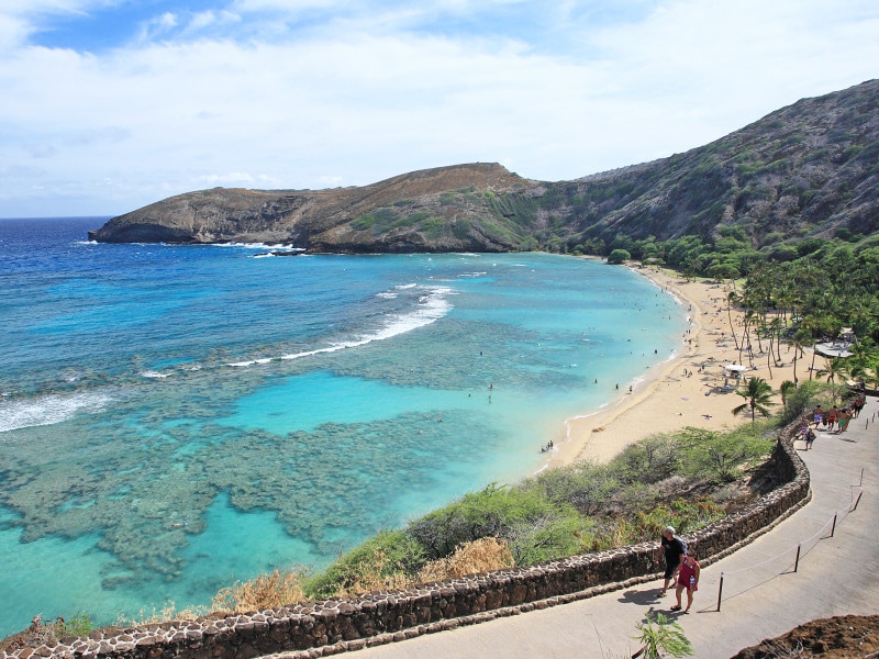 ビデオ鑑賞後、坂を下ってビーチへ